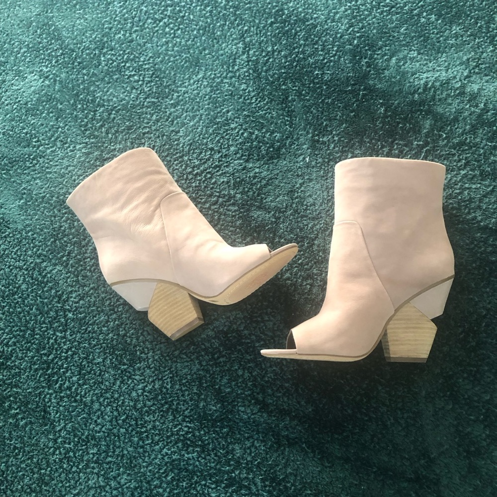 Vince Camuto Kehrey Notched-Heel Bootie. Size 8-1/2.
